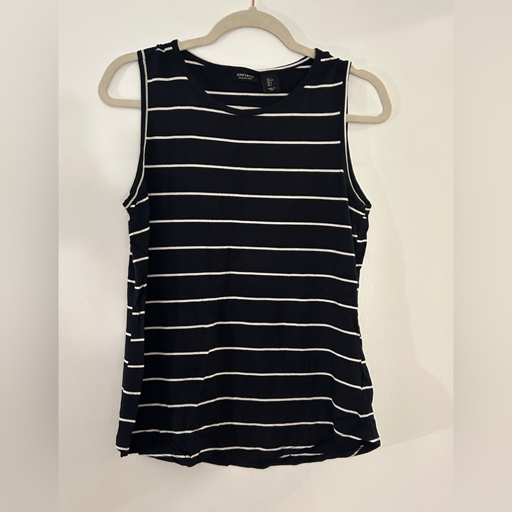 NWOT Jones & Co Sleeveless Top. Size Medium